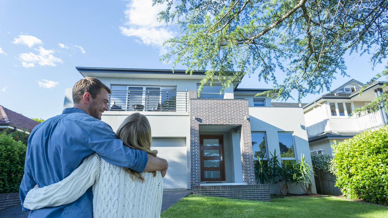 Matrimonio mirando su nueva casa