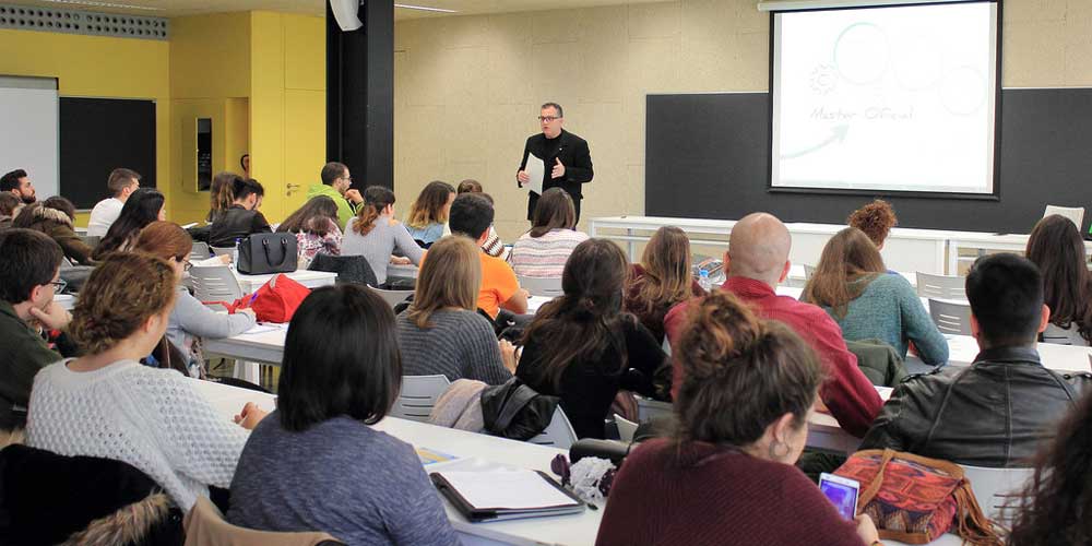 Profesor dando clase a alumnos